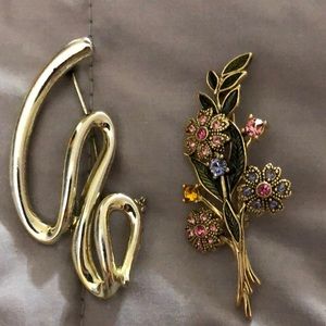 Two beautiful vantage brooch’s. Flowers & a very different design on the brooch.